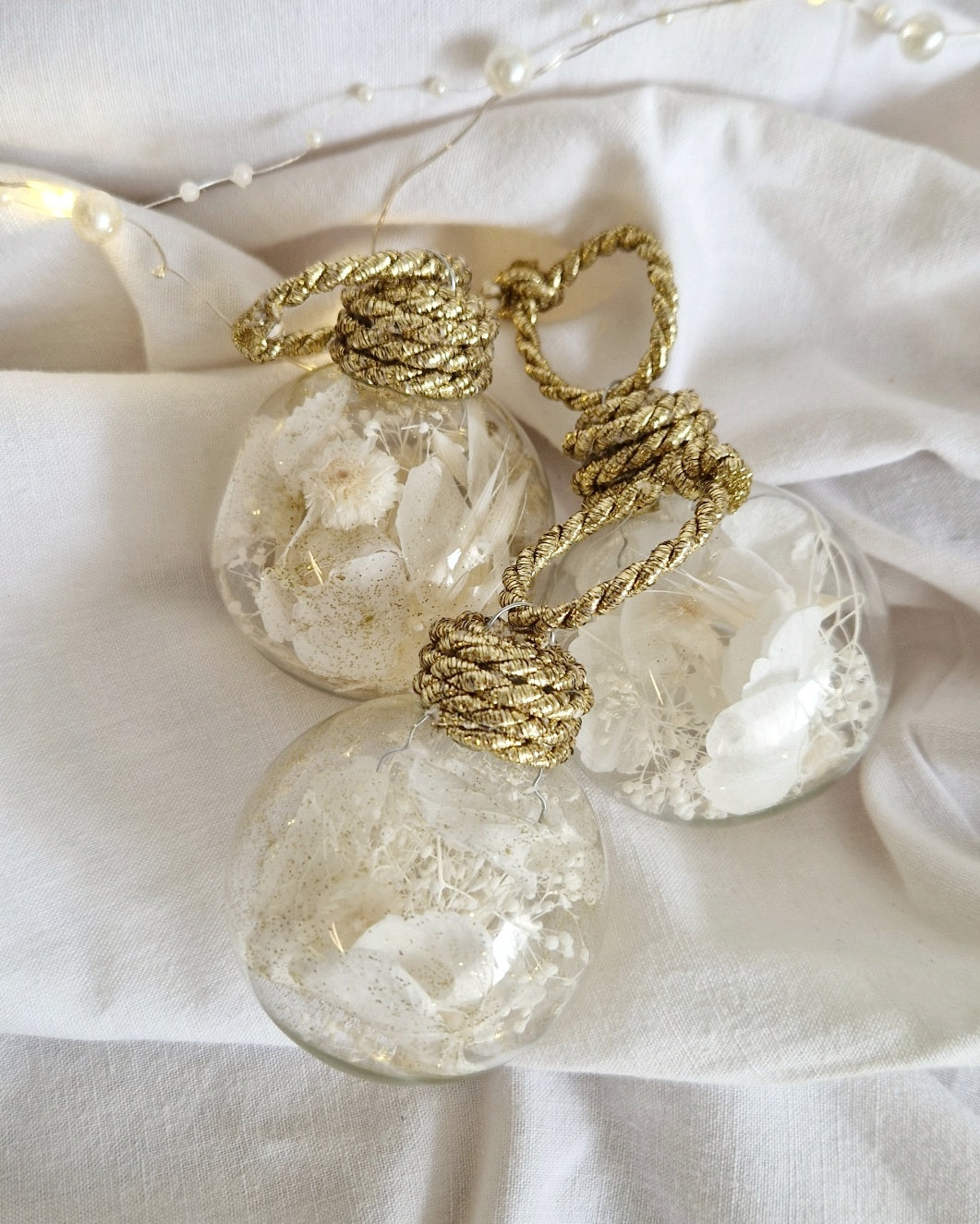 Boule de Noël en fleurs séchées